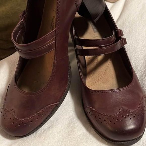 CLARKS WOMENS OXFORD HEELS SIZE 8.5 IN BERRY COLOR - Picture 1 of 9